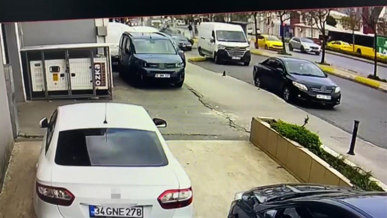 Ataşehir'de Yağış Sonrası Kontrolden Çıkan Araç 3 Araca Çarptı