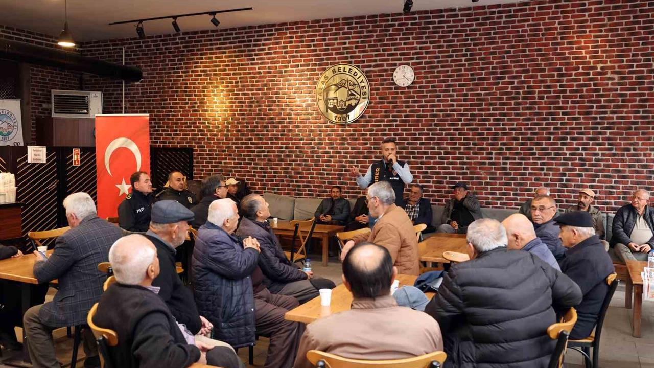 Talas'ta 60 Yaş Üstü Vatandaşlara Yönelik Güvenli Telefon Kullanımı Eğitimi Verildi.