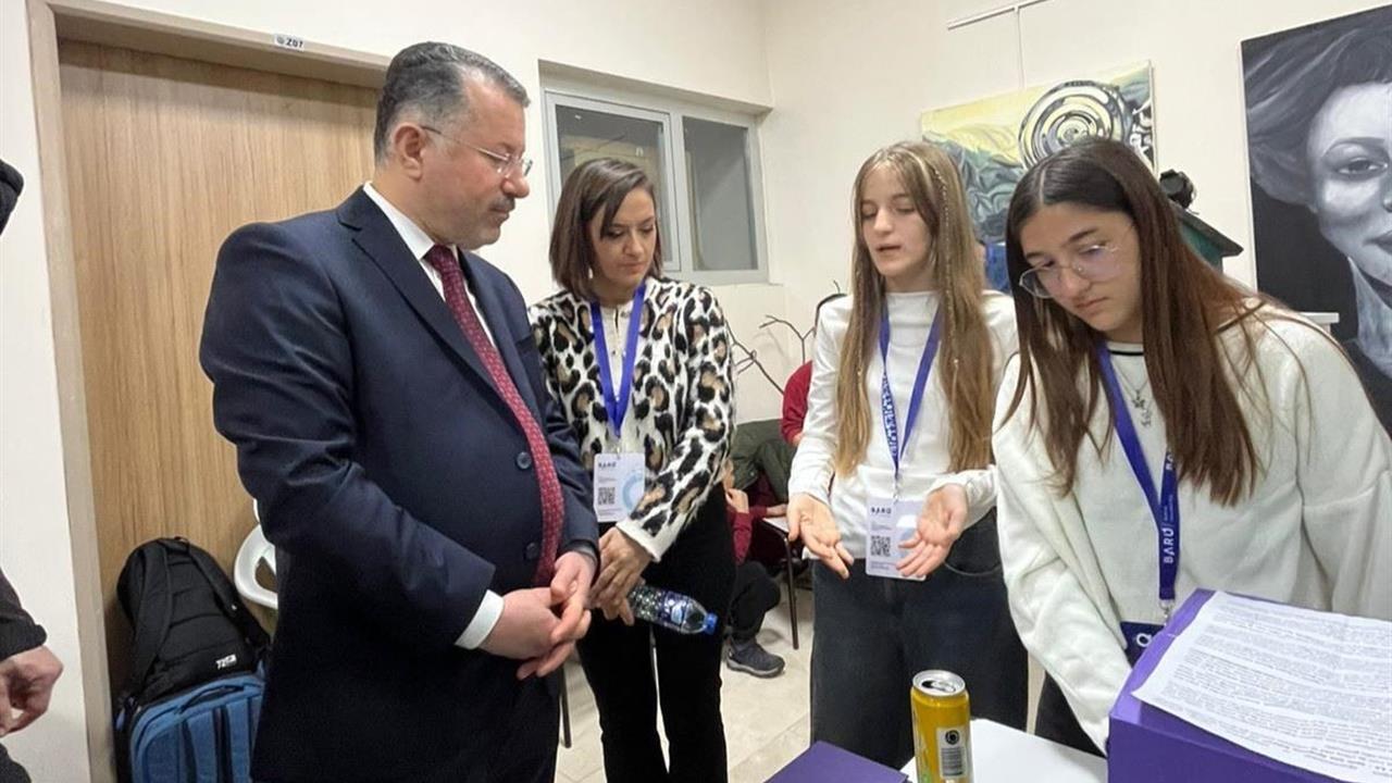 Karabük'te düzenlenen 8. Uluslararası Ar-Ge Proje Pazarı Etkinliği'ne Rektör Kırışık katıldı.