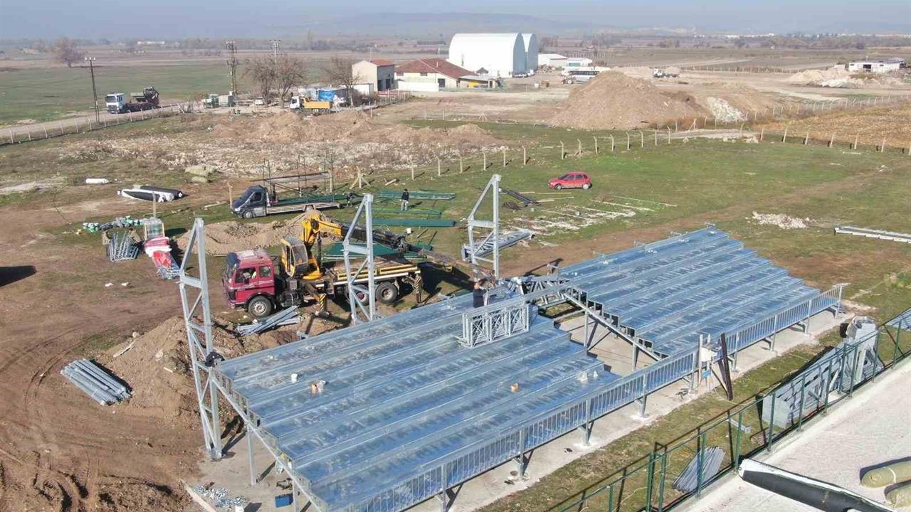 Eskişehir İnönü'de Spor Kompleksine Çelik Tribünler Kurulmaya Başlandı