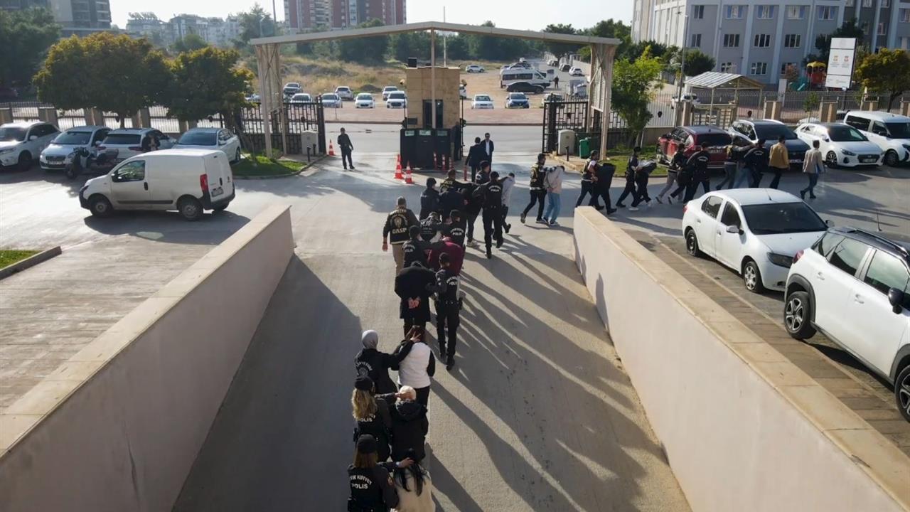 Antalya Muratpaşa'da Eğlence Mekanında Sahte Kadın Profilleriyle Dolandırıcılık Yapıldığı İddia Ediliyor