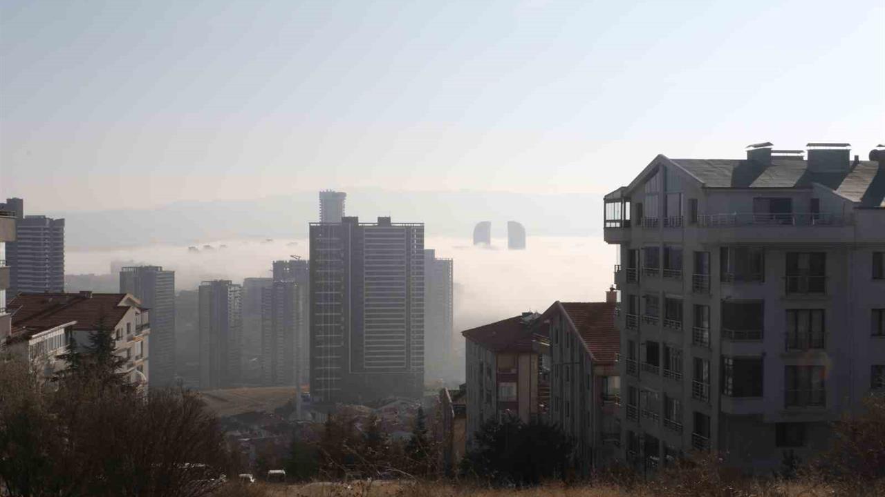 Ankara Çankaya'da Sabah Saatlerinde Etkili Olan Sis Nedeniyle Görüş Mesafesi 2 Metreye Kadar Düşmüştür