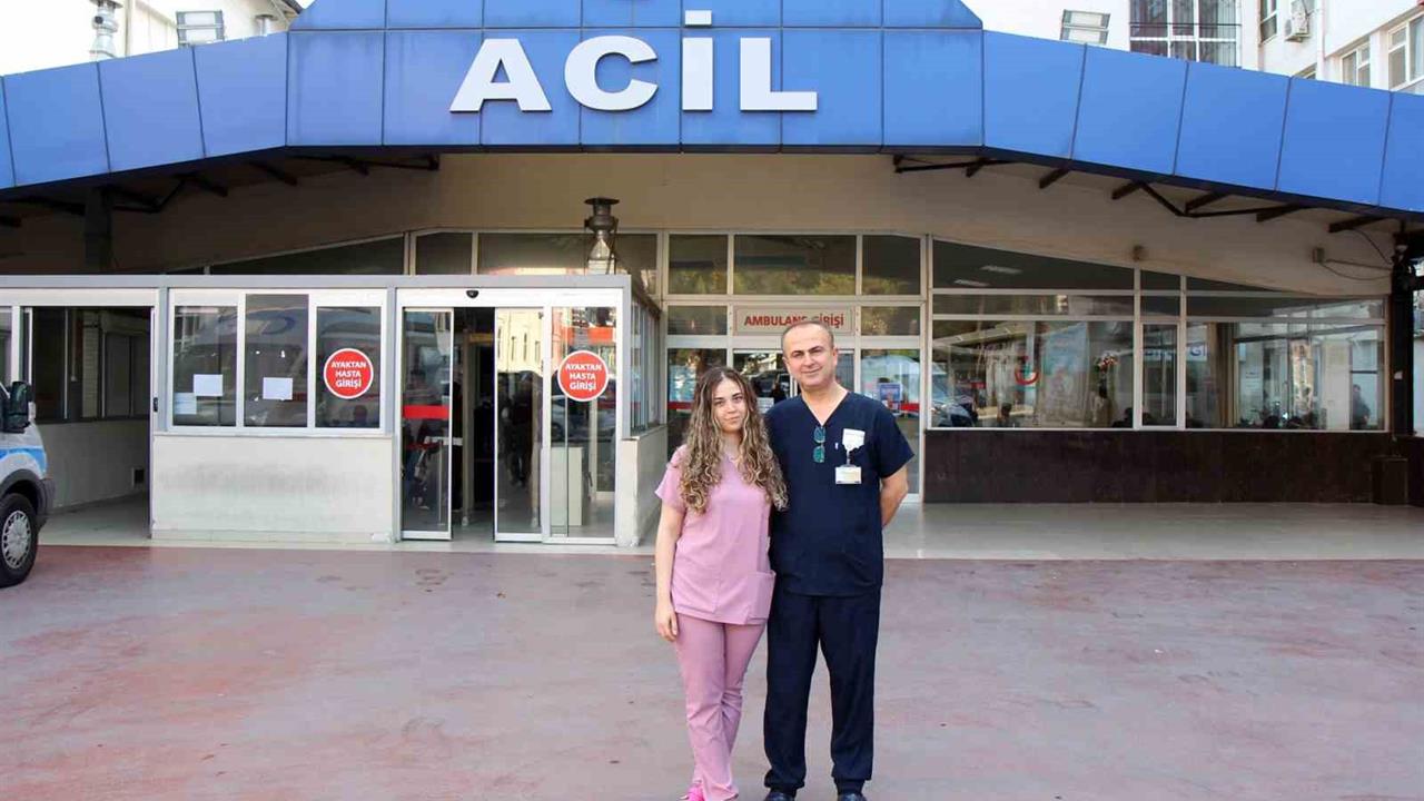 Denizli'de Babasıyla Aynı Hastanede Çalışan Dr. Zeliha Dağlıoğlu, Keyifli Bir Deneyim Yaşıyor