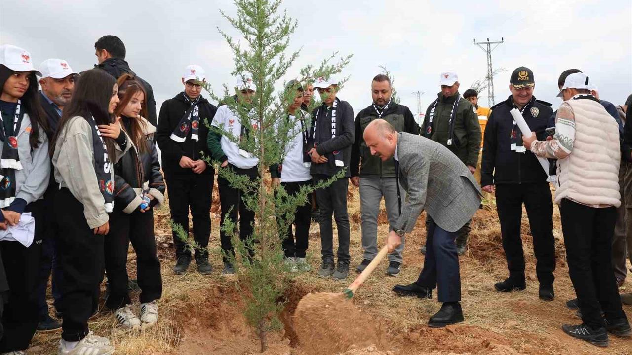 Adıyaman'da Şehitler İçin 150 Fidan Toprakla Buluşturuldu