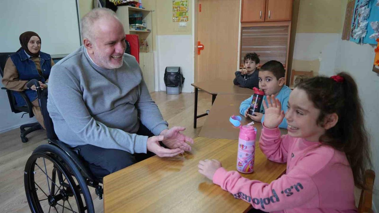 Samsun'da Tekerlekli Sandalyeli Öğretmen, Özel Gereksinimli Öğrencilere Destek Oluyor