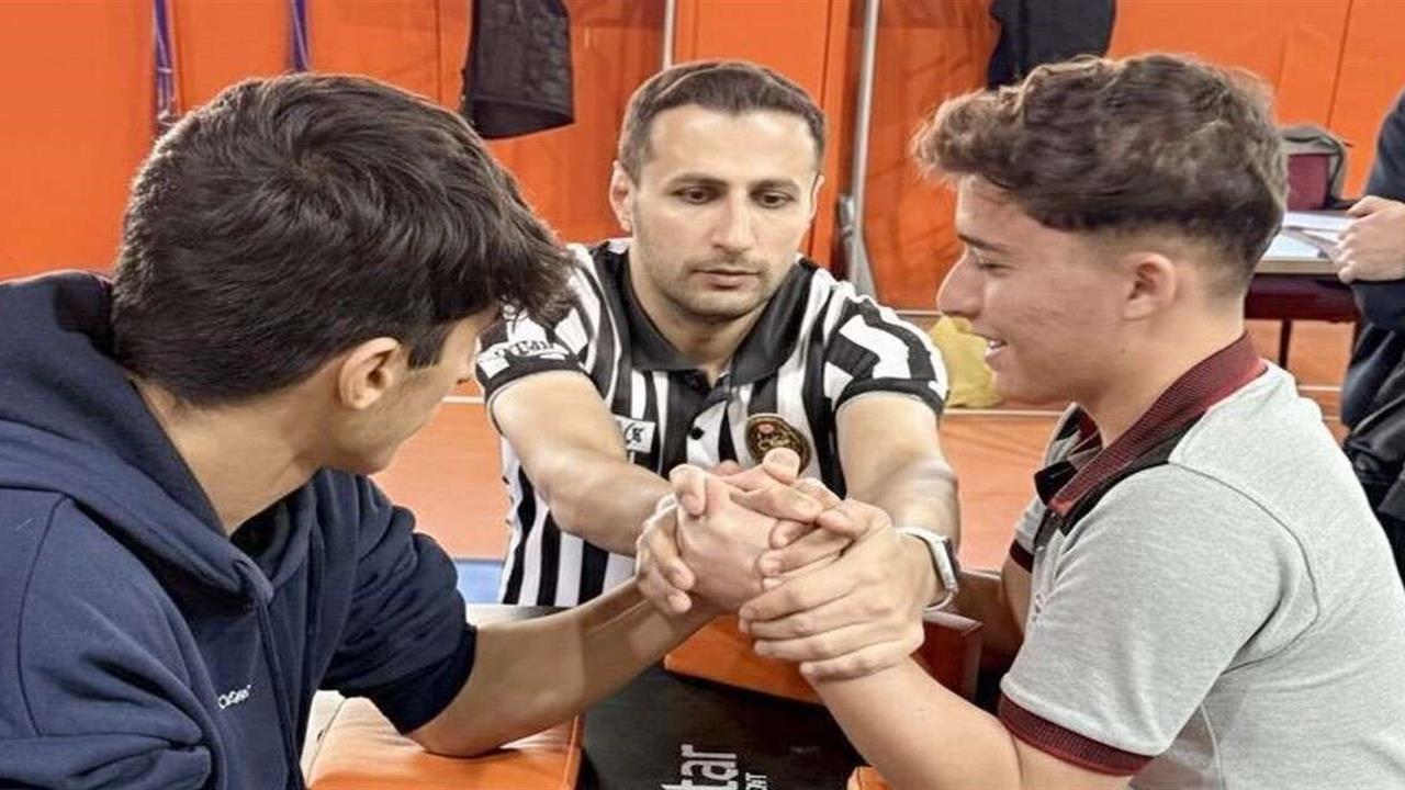 Hakkari'de Gençler Kız ve Erkek Bilek Güreşi İl Birinciliği Müsabakaları Gerçekleşti