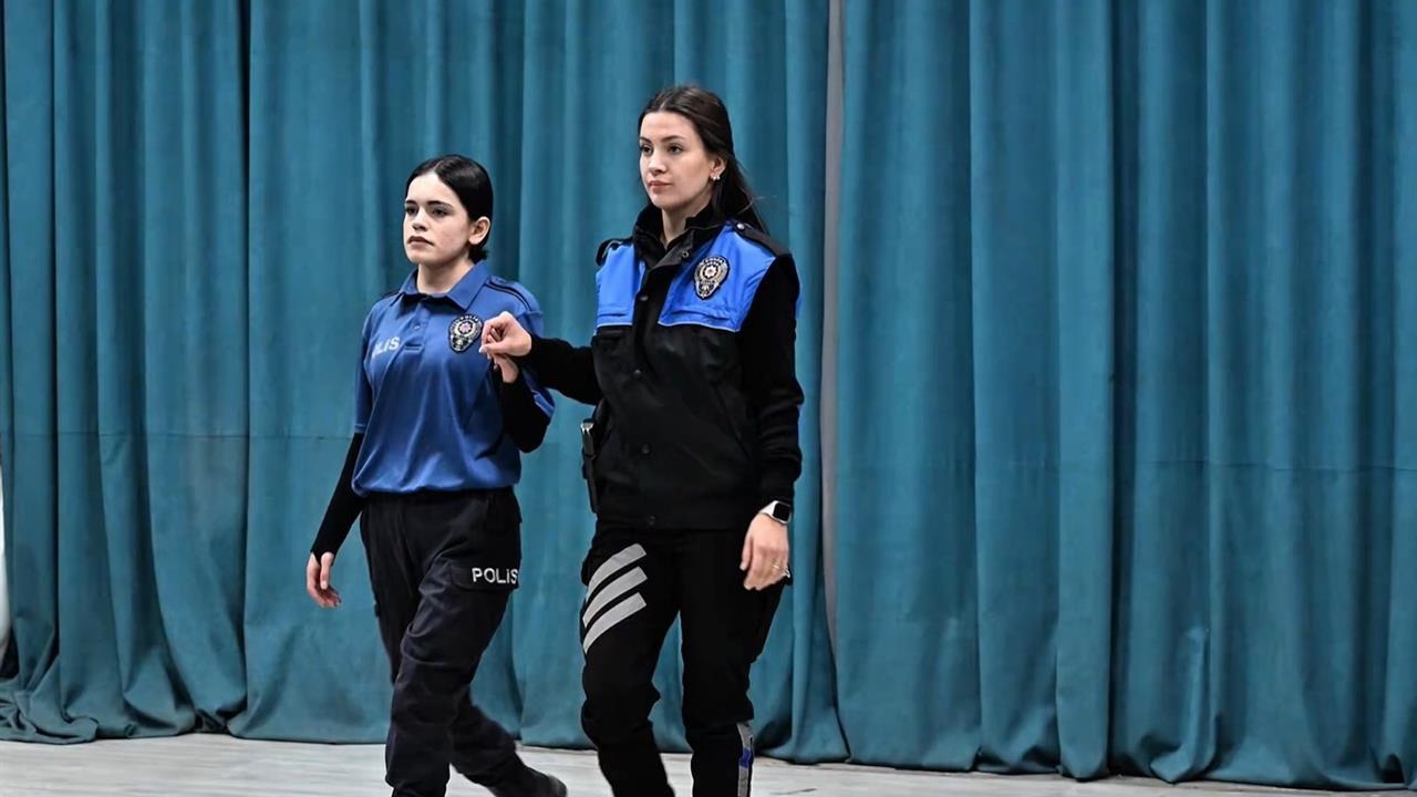 Hakkari'de Kadına Yönelik Şiddete Karşı Tiyatro ve Sergi Düzenlendi