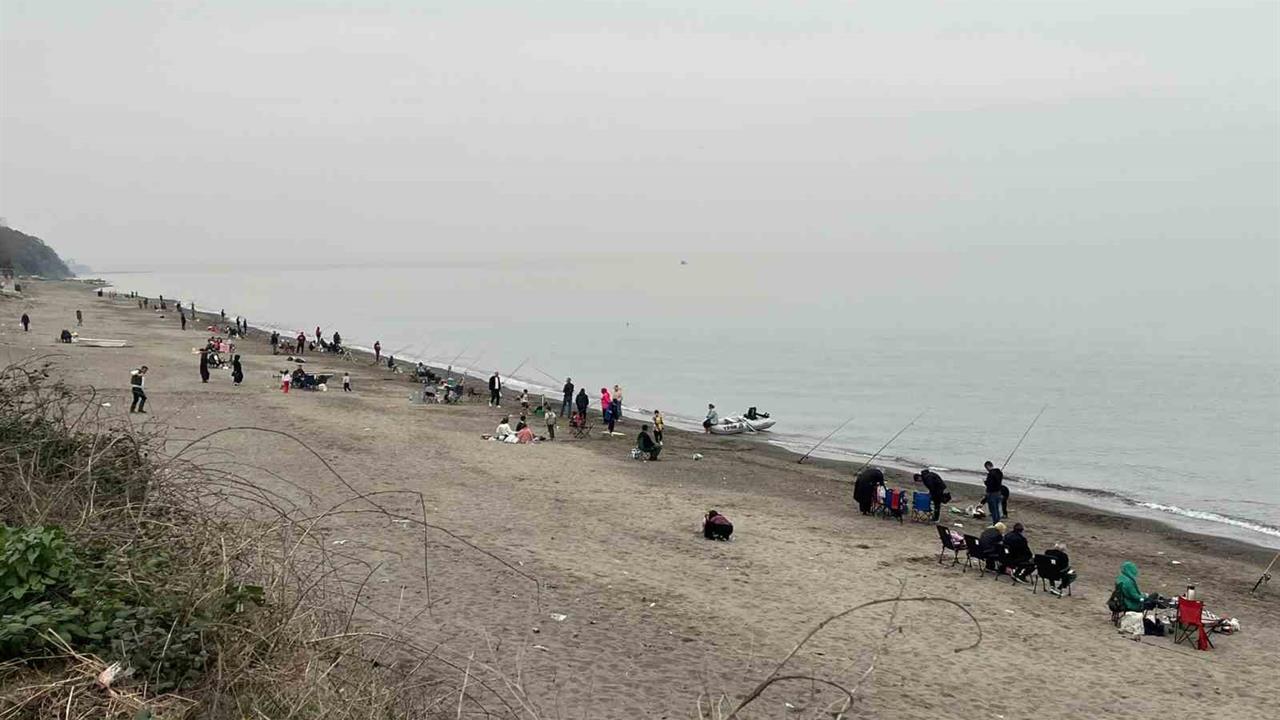 Düzce Akçakoca'da Olta Avcıları Kumsalda Balık Avlıyor