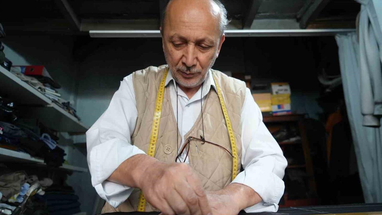 Samsun'da 48 Yıllık Terzi Bekir Uslucan, Özel Dikimin Azaldığını Belirtti