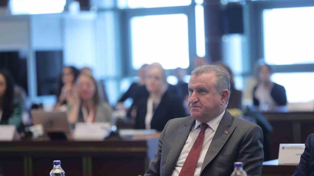 Ankara'da Gençlik ve Spor Bakanı Osman Aşkın Bak, Gençlerin Karar Süreçlerinde Etkisi Üzerine Açıklamalarda Bulundu.