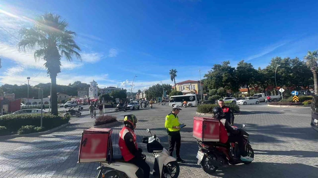 Marmaris Muğla'da Motorlu Kuryelere Yönelik Denetim ve Bilgilendirme Gerçekleştirildi