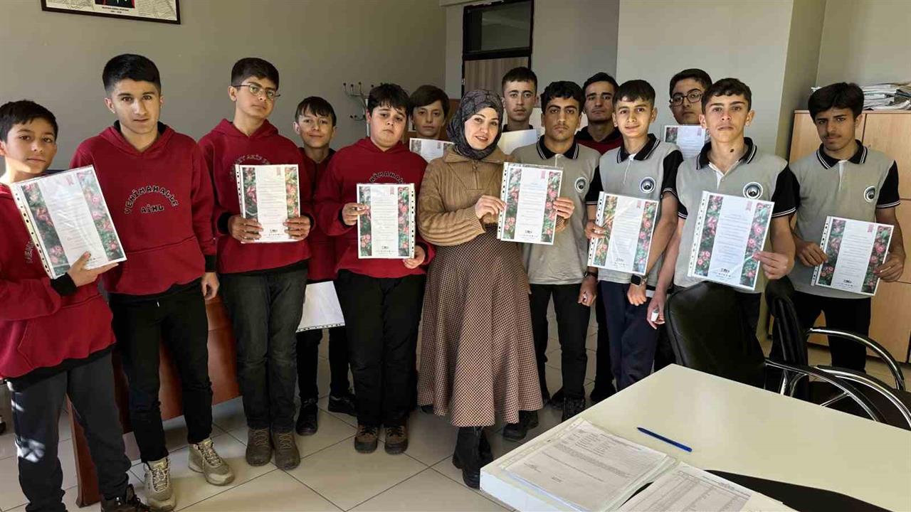 Hakkari Yüksekova'da Öğrenciler, Öğretmenlerine Sertifikalarını Takdim Etti
