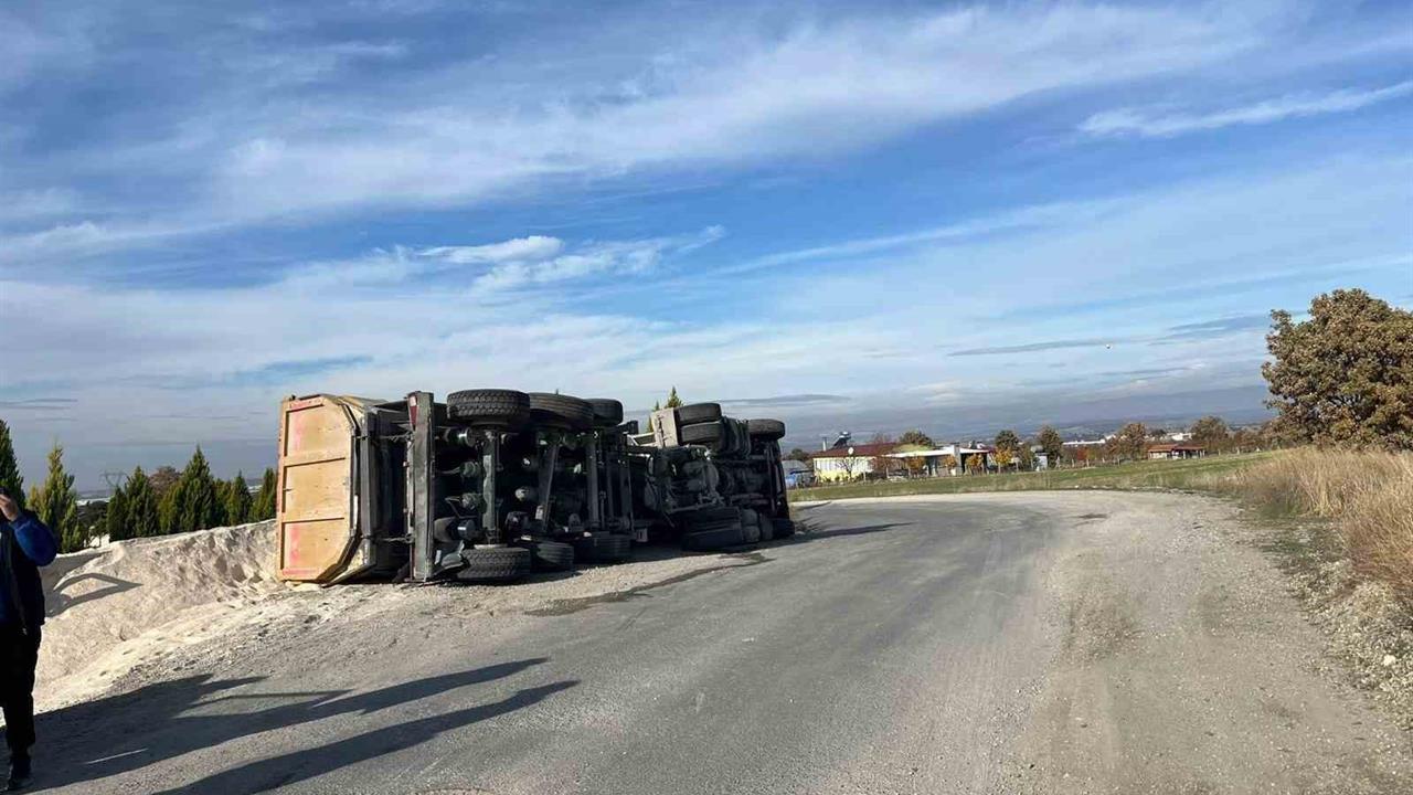 Uşak Merkez'de Meydana Gelen Tır Kazasında 1 Kişi Yaralandı