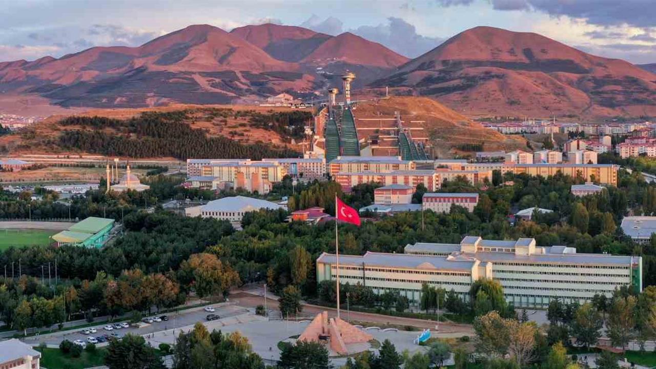 Erzurum Atatürk Üniversitesi, dünya genelinde disiplinlerarası bilim sıralamasında 159'uncu sıraya yerleşti.