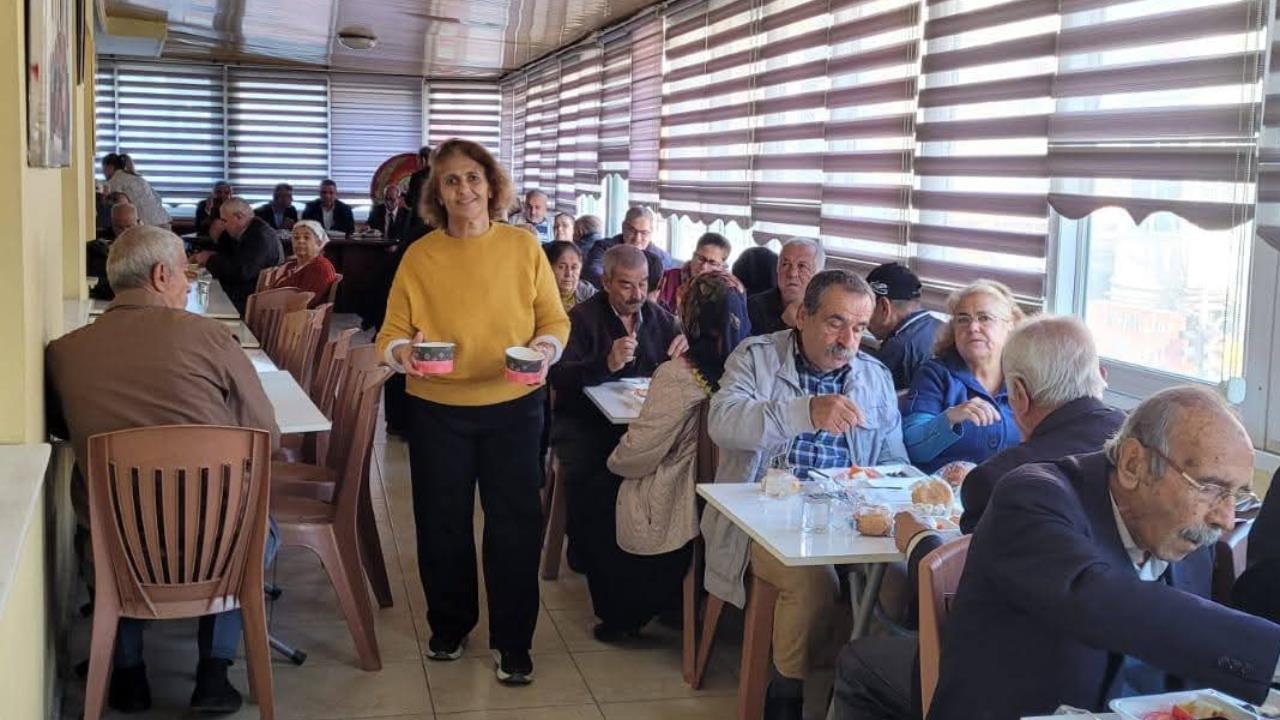Tarsus'ta Emekliler Derneği Üyeleri Kahvaltıda Bir Araya Geldi