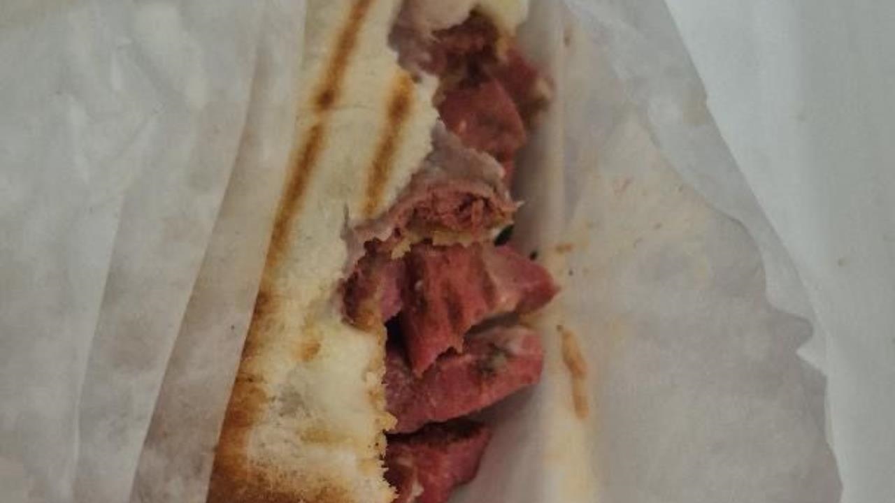 Mersin’de Mide Bulandıran Görüntü: Sipariş Ettiği Tosttan Canlı Kurtlar Çıktı!