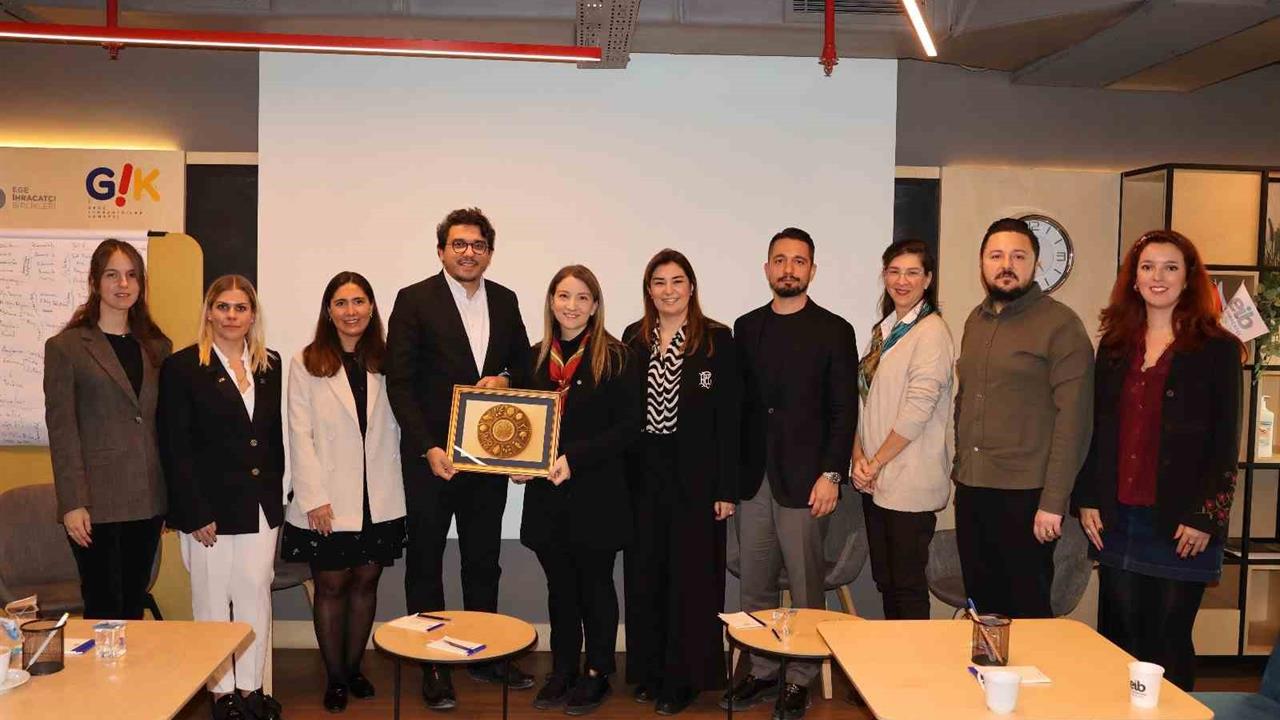 İzmir'de Genç İhracatçılar İçin Panel Düzenlendi