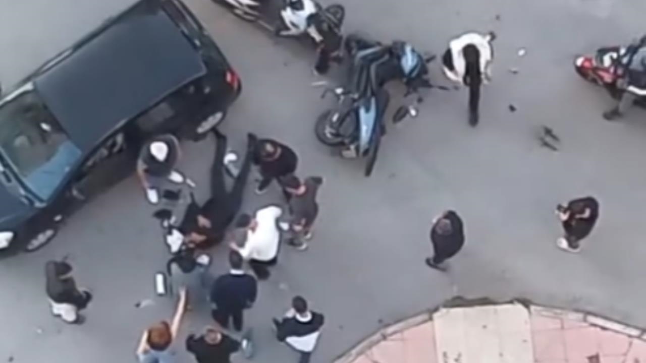 Mezitli'de Otomobille Motosiklet Çarpıştı: Motosiklet Sürücüsü Yaralandı