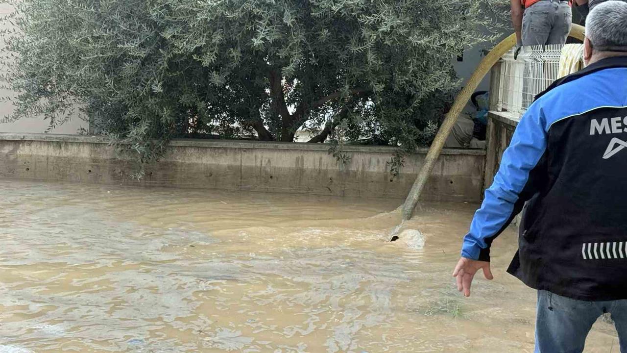 Mersin Yenişehir'de Su Borusunun Patlaması Sonrası Bahçeler Su Altında Kaldı