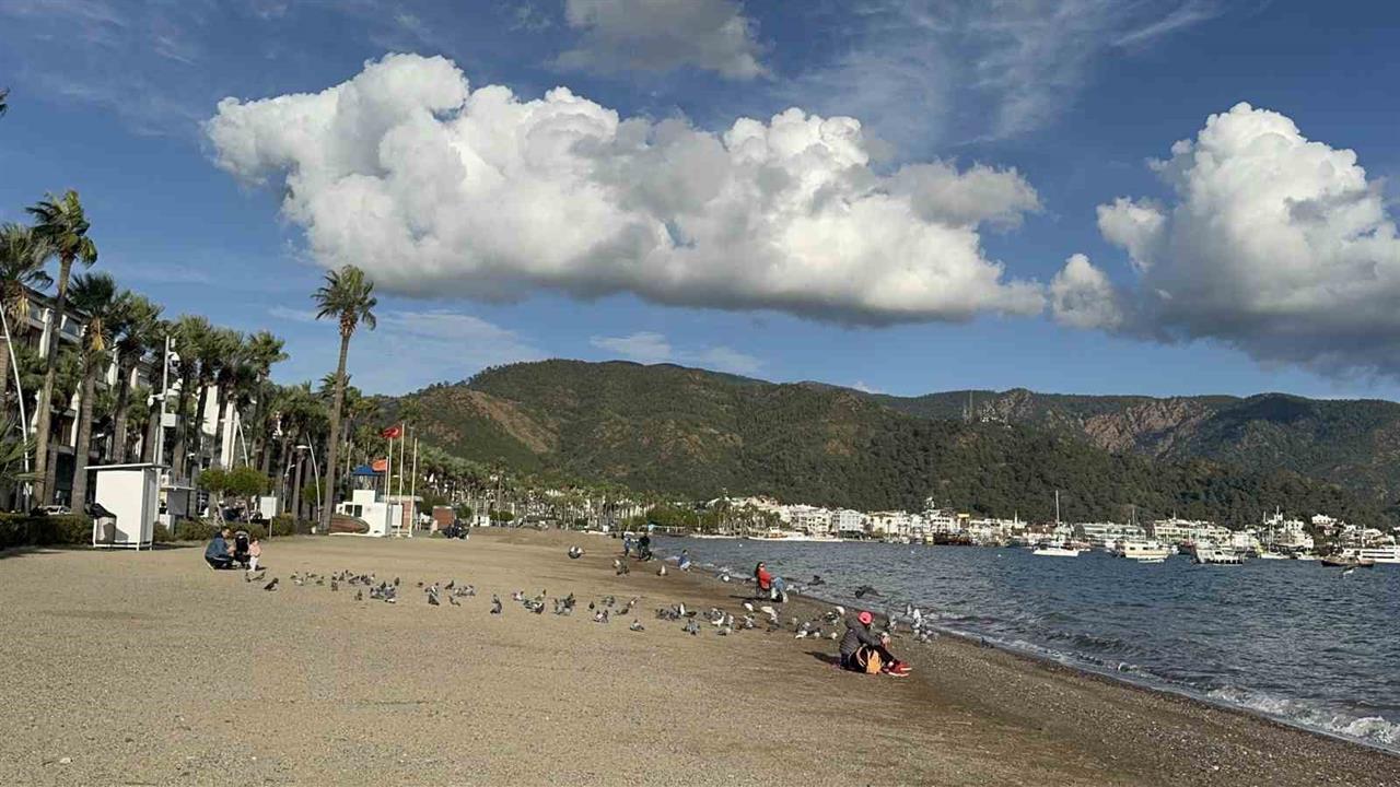 Marmaris'te Kışa Sayılı Günler Kala Güneşli Hava Devam Ediyor