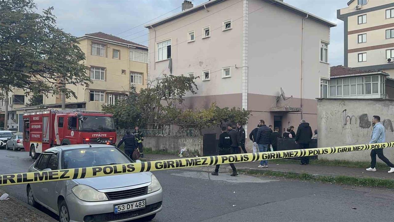 Kocaeli'nde Bıçak Çeken Şüpheli, Binayı Ateşe Verdi
