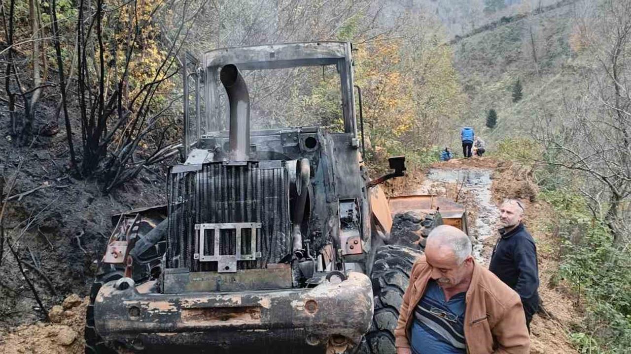Artvin Borçka'da İş Makinesinde Yangın Çıktı, Müdahale İle Kontrol Altına Alındı