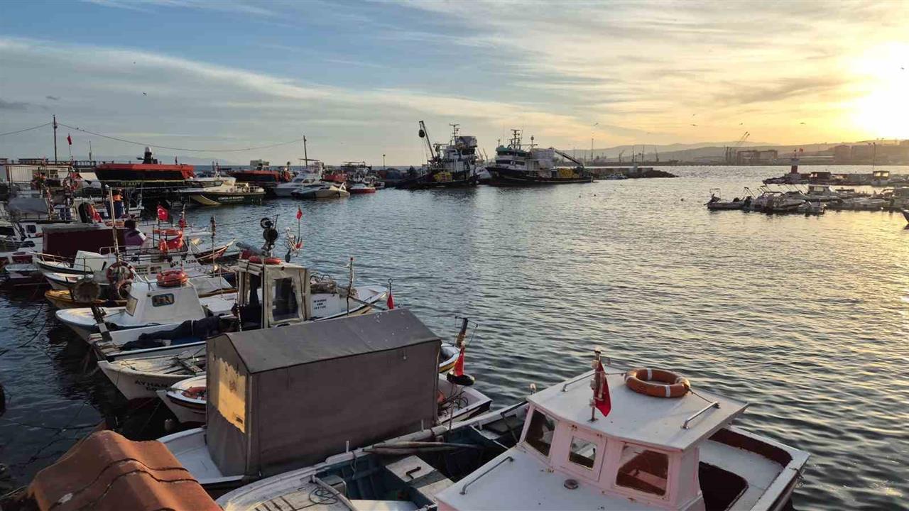 Tekirdağ Süleymanpaşa'da Lodos Fırtınası Nedeniyle Balıkçılar Denize Çıkamadı