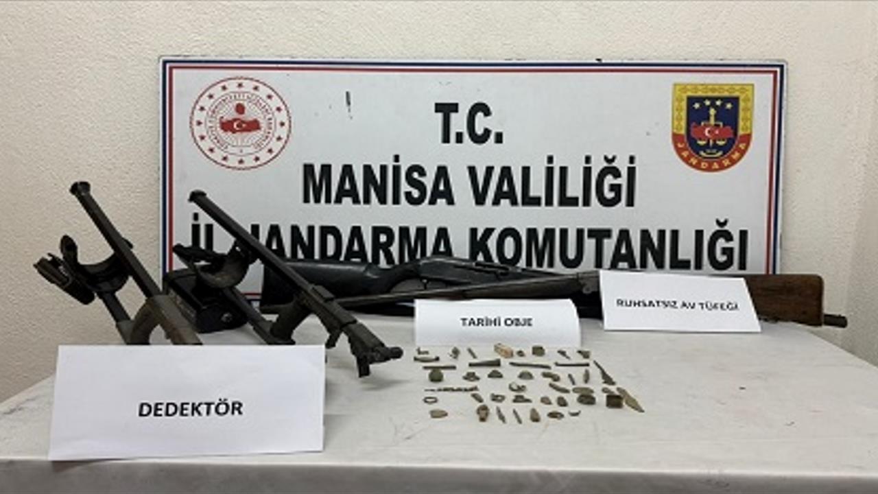 Akhisar'da Jandarma, İzinsiz Kazı Yapan Şahıstan Tarihi Eşya ve Silahlar Ele Geçirdi