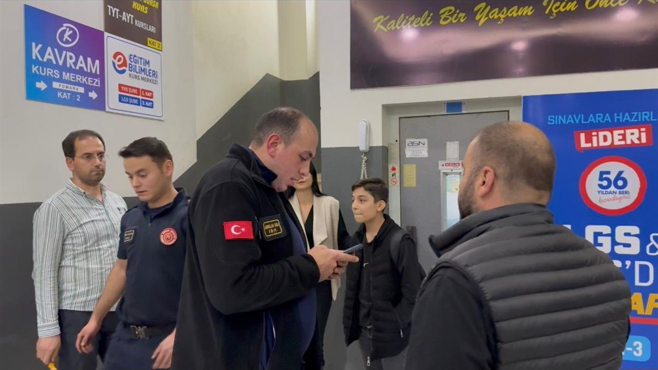 Bursa Osmangazi'de Asansörde Mahsur Kalan 2 Öğrenci İtfaiye Ekipleri Tarafından Kurtarıldı