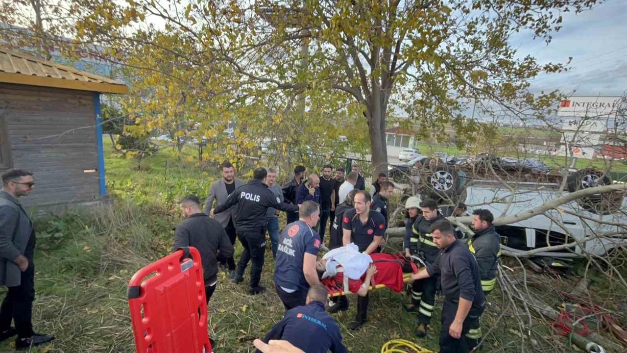 Tekirdağ'da Yolcu Minibüsüyle Çarpışan Pikapta 2 Yaralı Bulundu