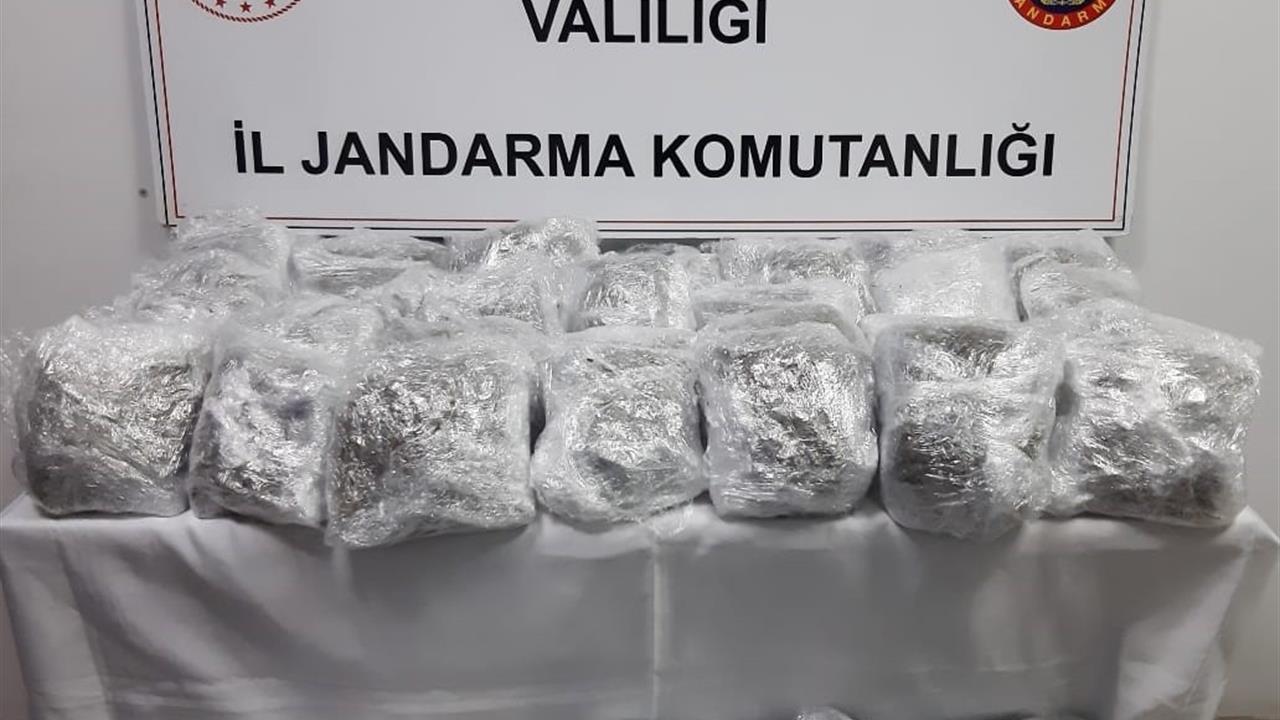 Afyonkarahisar'da Jandarma, Durdurduğu Araçta 17 Kilogram Uyuşturucu Buldu.