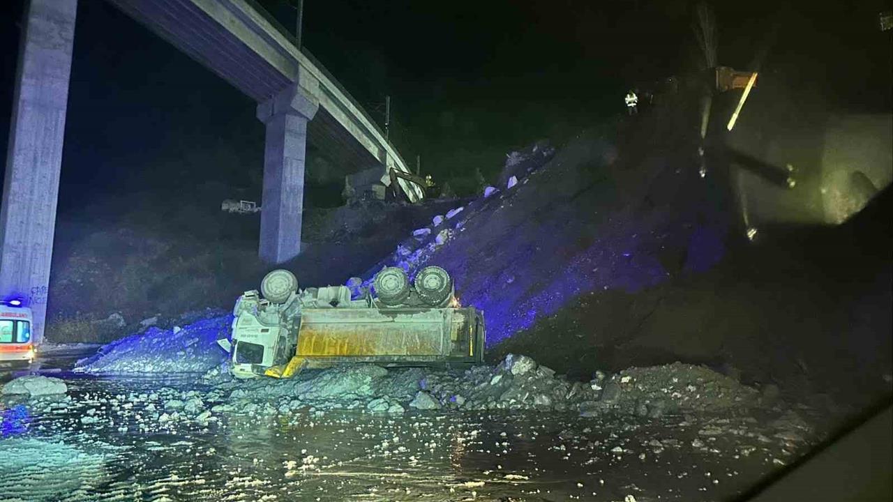 Bilecik'te Yüksek Hızlı Tren Şantiyesinde Kamyonun Devrilmesi Sonucu Sürücü Yaralandı