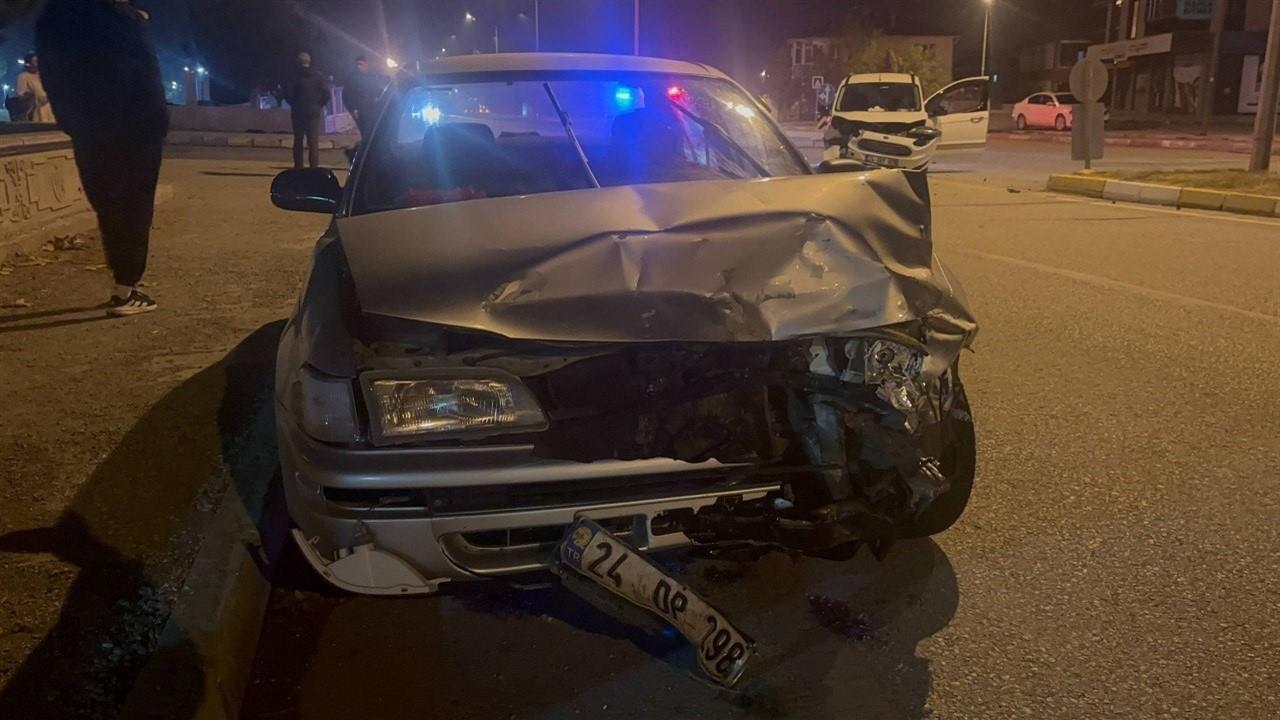 Erzincan Merkez'de İki Araç Arasında Meydana Gelen Kaza Sonucu 3 Kişi Yaralandı