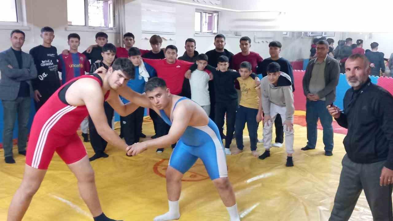 Kayseri Develi'de Gerçekleşen Liselerarası Güreş Müsabakalarında 30 Okul Yarıştı