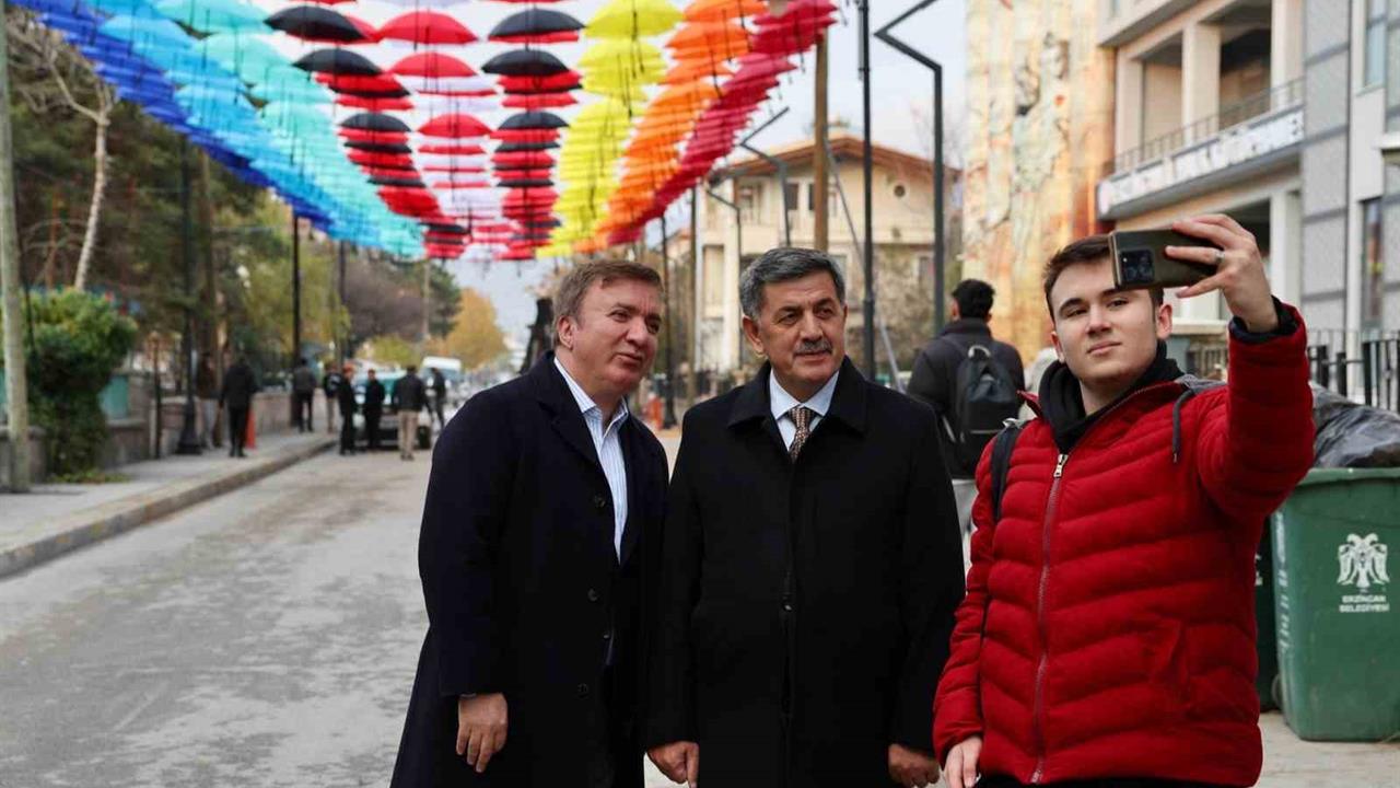 Erzincan İnönü Mahallesi'nde Rengarenk Şemsiyelerle Donatılan Sokak İlgi Görüyor