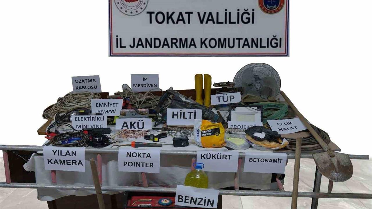 Tokat Reşadiye'de Kaçak Kazı Yapan 3 Şüpheli Suçüstü Yakalandı
