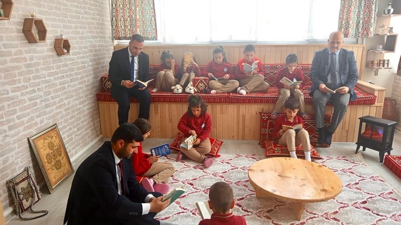 Bayburt Aydıntepe'de Şehit Oktay Altuntaş İlkokulunda Kitap Okuma Etkinliği Düzenlendi