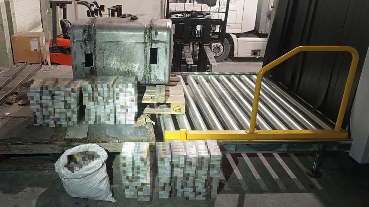 Edirne'de Tırın Yakıt Deposunda 1800 Paket Kaçak Sigara Bulundu