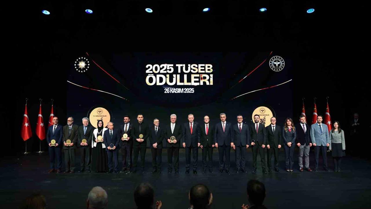 Cumhurbaşkanı Erdoğan, Kayseri Erciyes Üniversitesi'nden Prof. Dr. Erkan Yılmaz'a Ödül Verdi