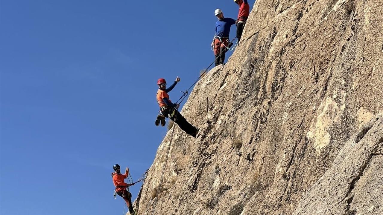 Van'da Düzenlenen İlk Çok İp Boylu Kaya Tırmanışı Eğitimi Başarıyla Gerçekleşti