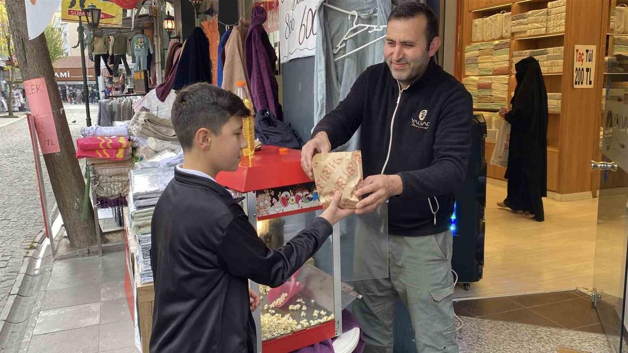 Eskişehir'de Her Gün 20 Kilo Patlamış Mısır İkram Ediliyor