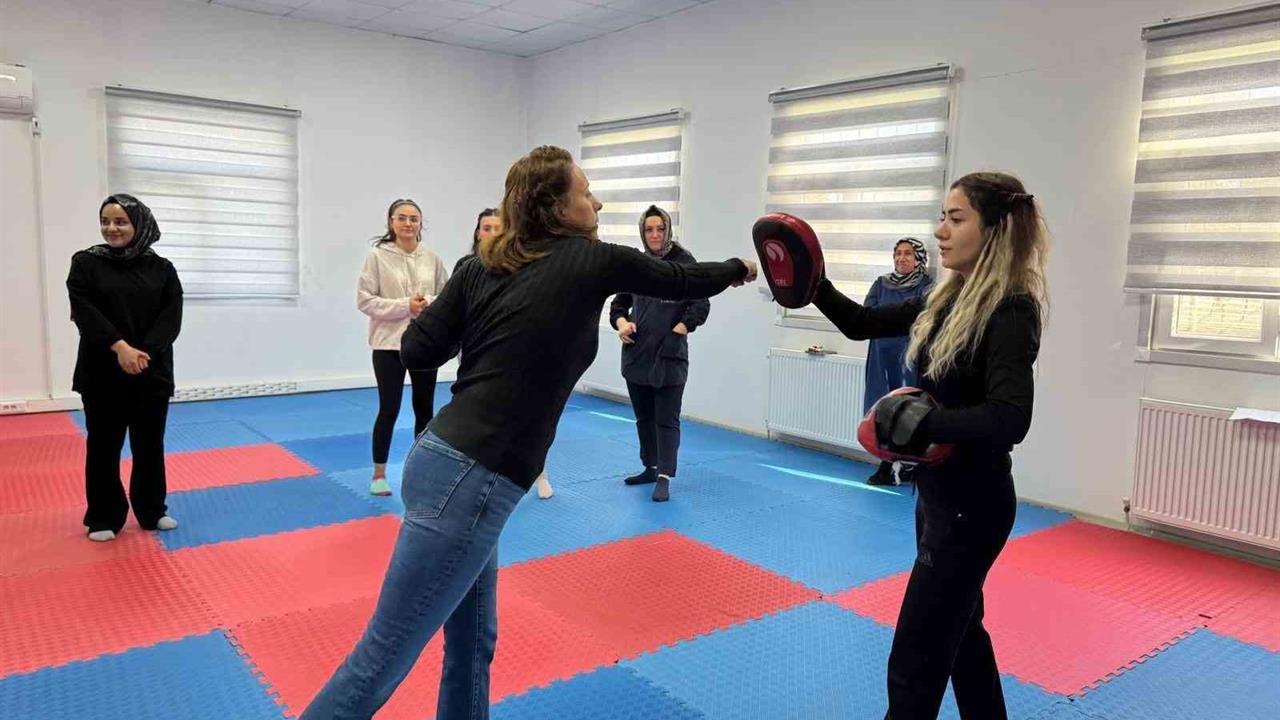 Diyarbakır'da 25 Kasım Kadına Yönelik Şiddetle Mücadele Günü Kapsamında Yakın Savunma Atölyesi Düzenlendi