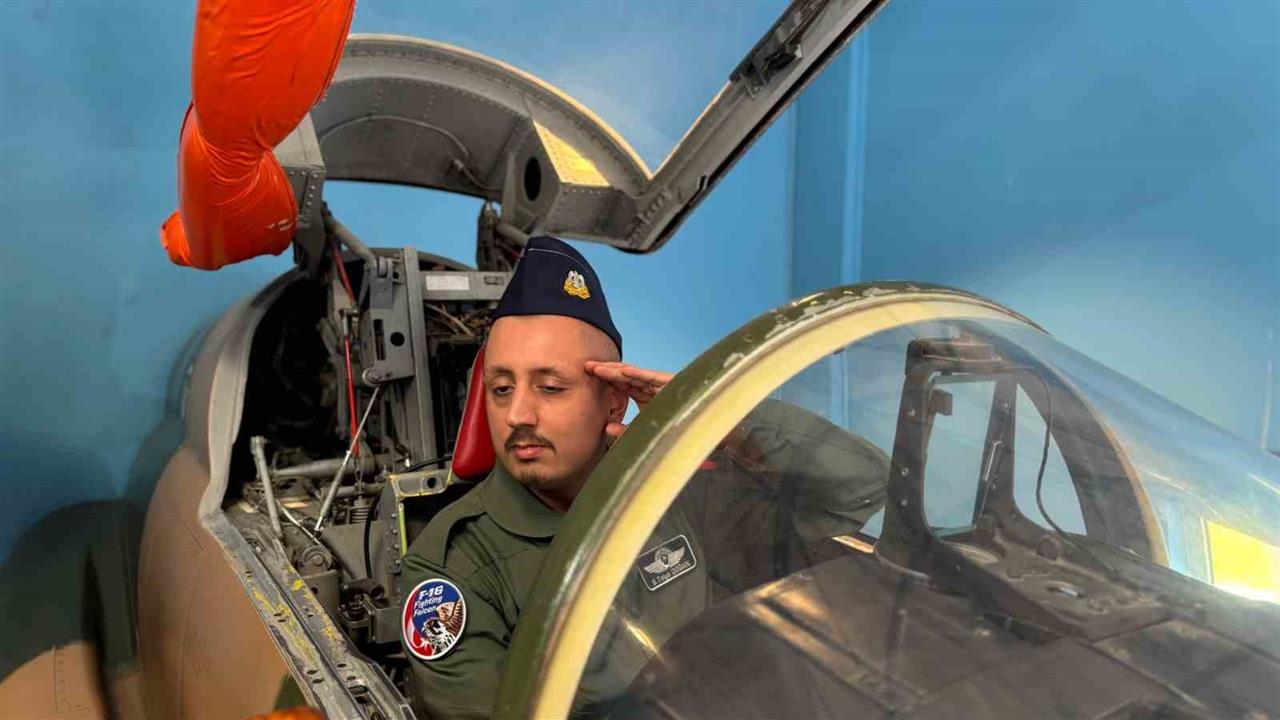 Ankara'da Server Tolga Doğan, Uçak Kokpitine Oturdu ve Hayalini Gerçekleştirdi