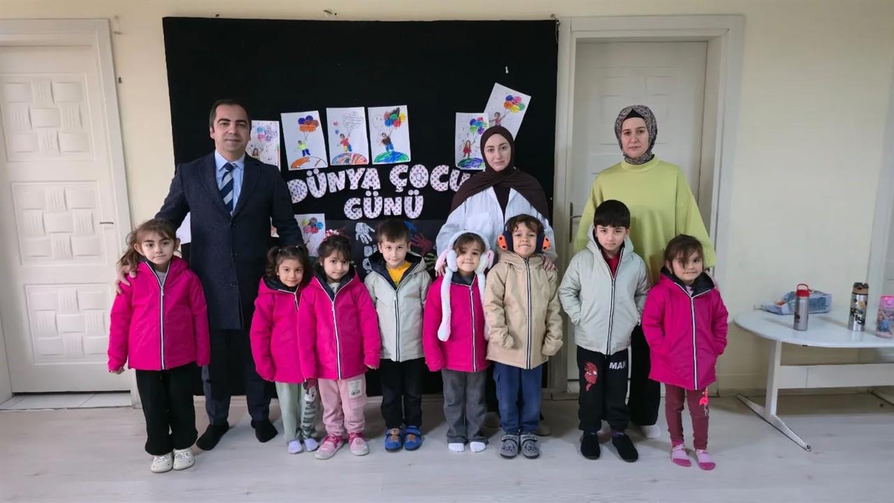 Bilecik Yenipazar'da Hayırseverin Sağladığı Montlar Öğrencilere Dağıtıldı