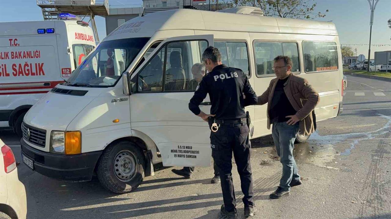 Samsun İlkadım'da Minibüs ve Otomobil Çarpıştı: 1 Yaralı