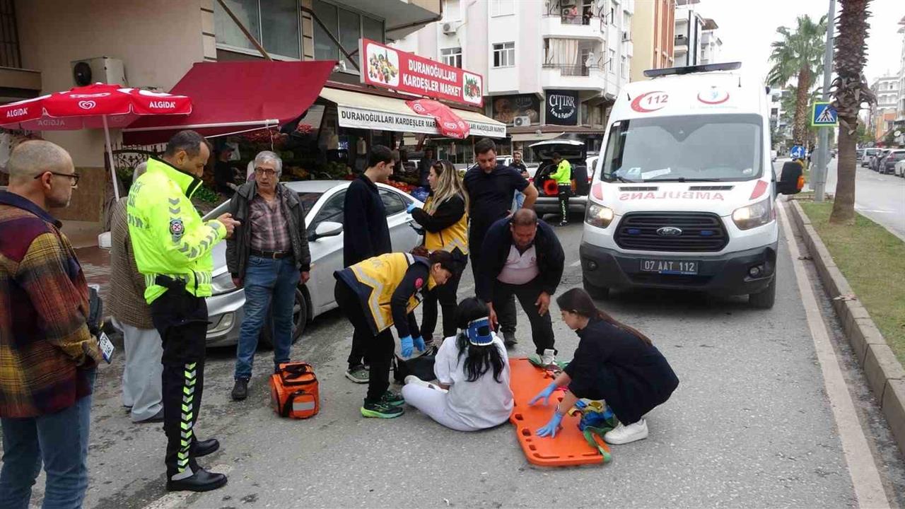 Antalya Manavgat'ta Park Halindeki Araca Çarpan Motosiklet Kazasında 2 Yaralı