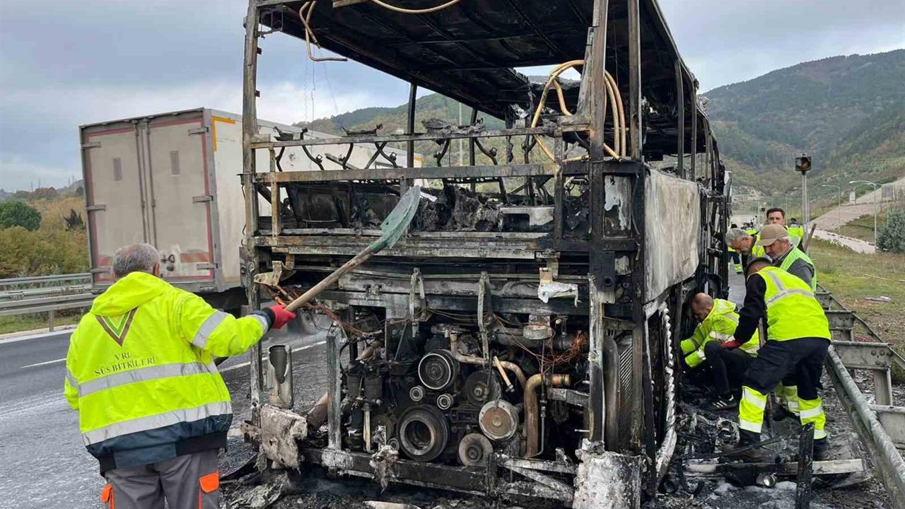 Bursa'da Ortaokul Öğrencilerini Taşıyan Otobüs Alev Alev Yandı