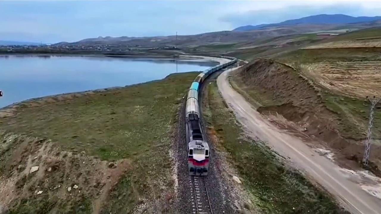 Van'da Yük Treni, Erçek Gölü Kıyısında Göz Alıcı Manzaralar Sunuyor