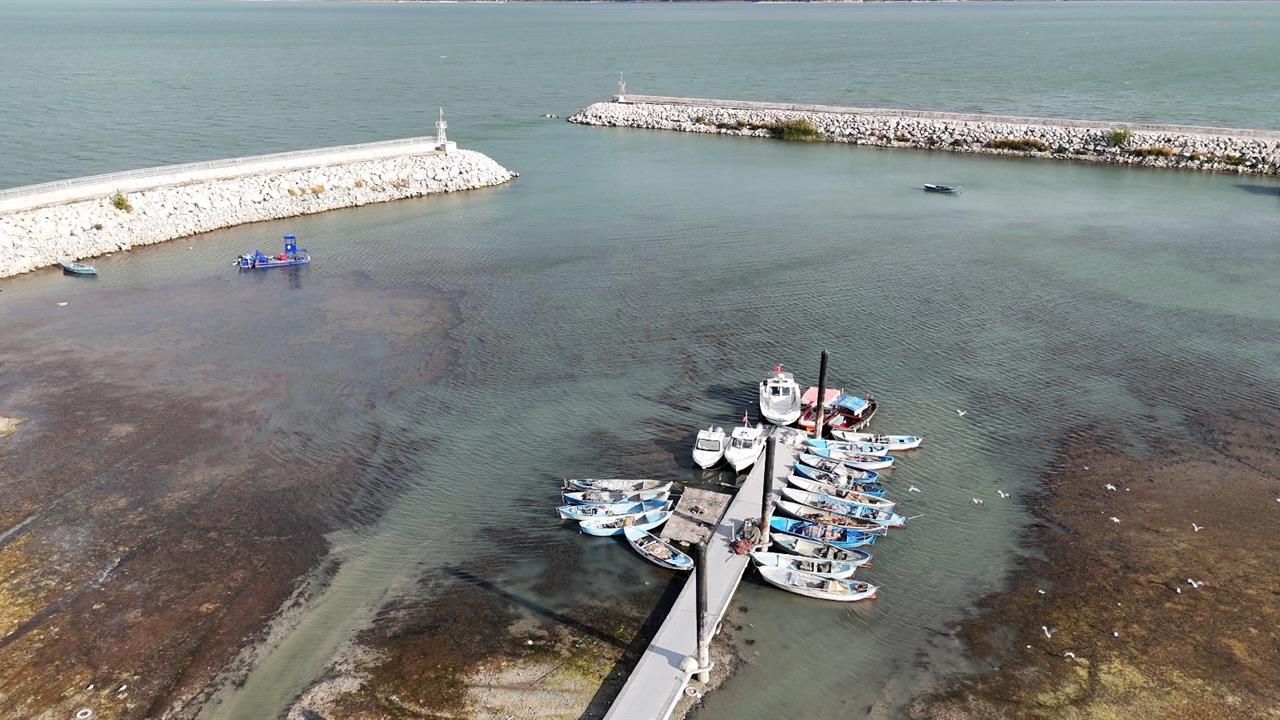 Isparta Eğirdir'de Göl Seviyesinin Düşmesi Binalarda Risk Oluşturuyor