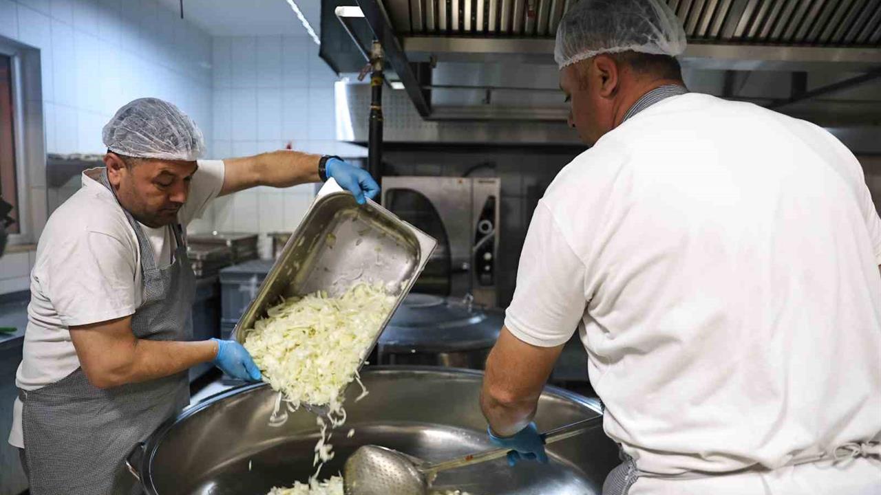 Alanya’da 209 Hane Günde 600 Öğün Sıcak Yemekten Yararlanıyor